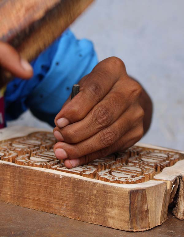 L’artisanat indien de l’impression textile aux blocs de bois: à la genèse de notre collaboration avec Jamini